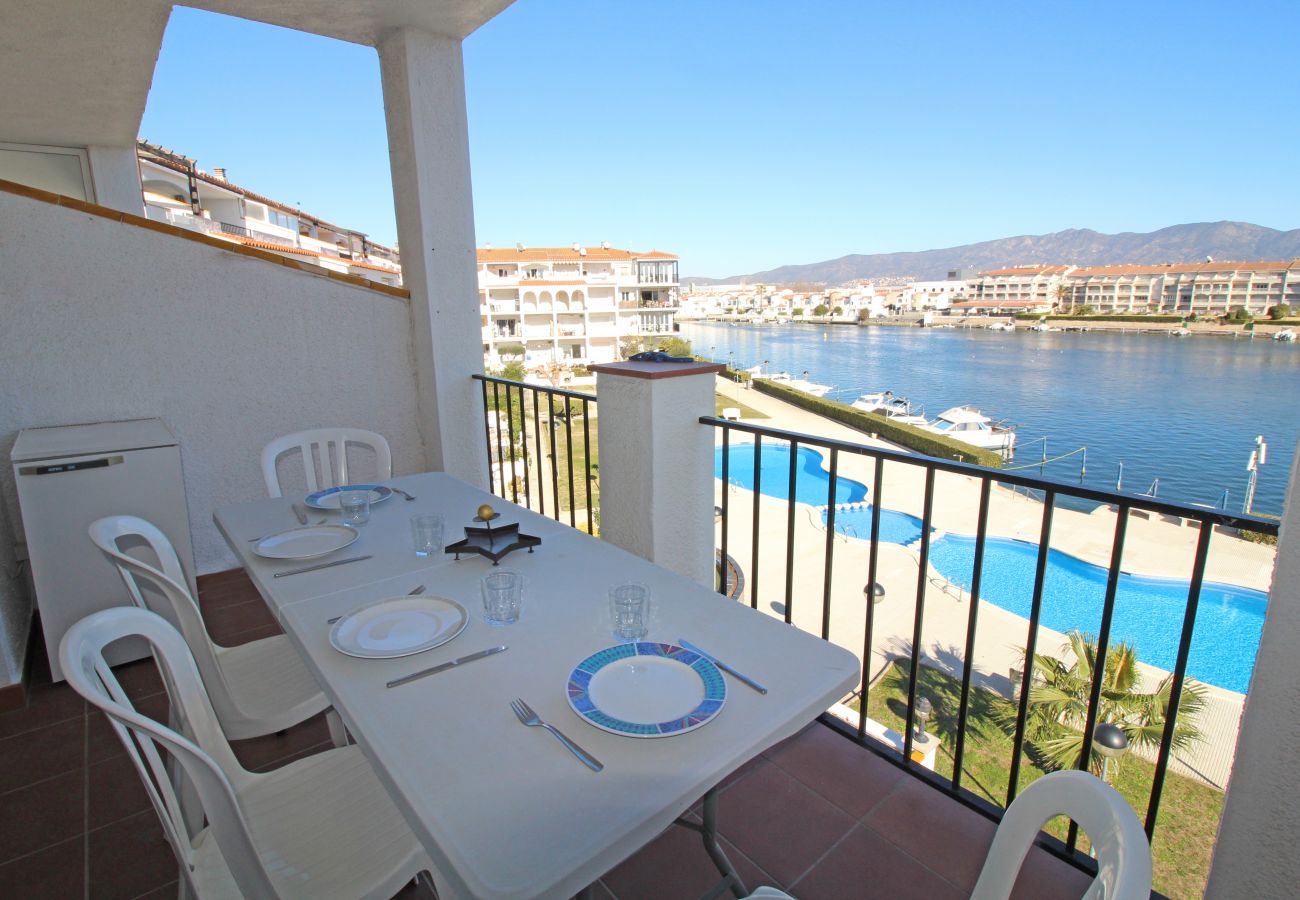 Apartamento en Empuriabrava - 0136-SANT MAURICI Apartamento con vista al canal y piscina