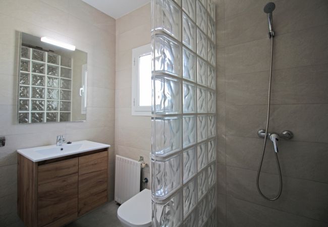 Villa en Empuriabrava - 0100-LLOBREGAT Casa al canal con piscina, amarre y estudio Villa en Empuriabrava - 0100-LLOBREGAT Casa al canal con piscina, amarre y estudio