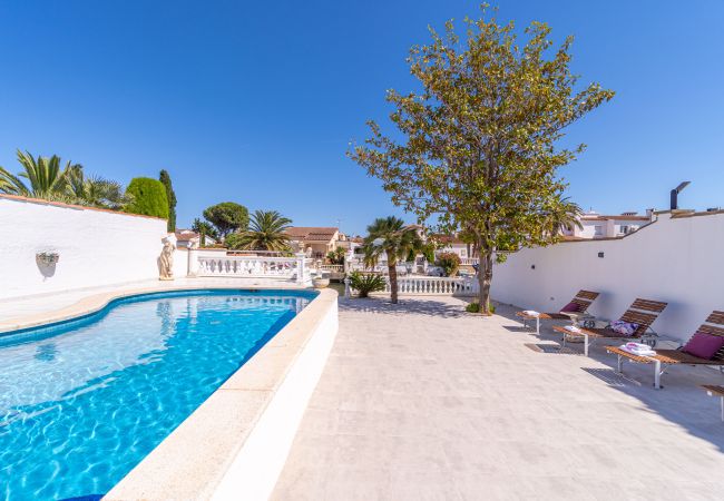 Villa en Empuriabrava - 0100-LLOBREGAT Casa al canal con piscina, amarre y estudio Villa en Empuriabrava - 0100-LLOBREGAT Casa al canal con piscina, amarre y estudio