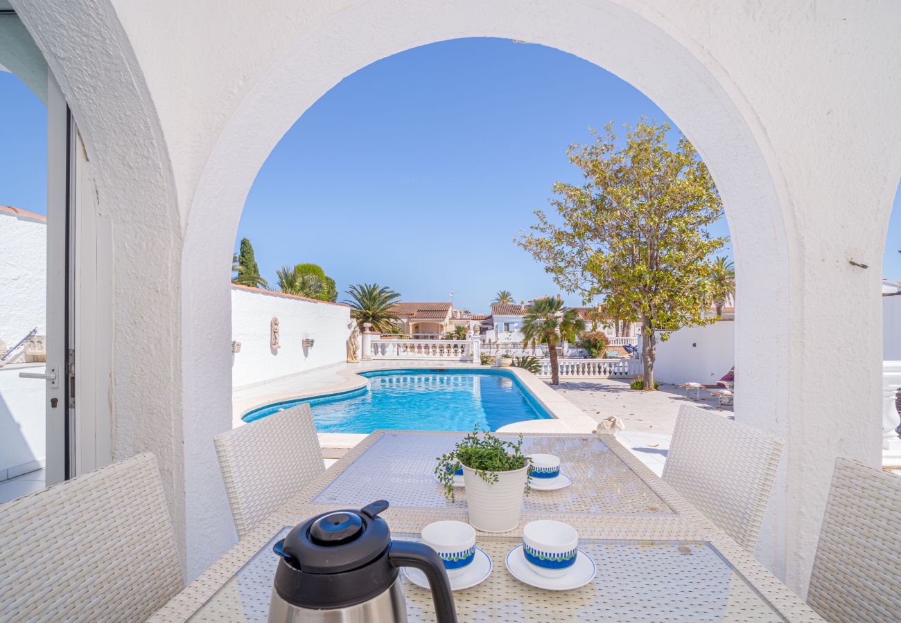 Villa en Empuriabrava - 0100-LLOBREGAT Casa al canal con piscina, amarre y estudio