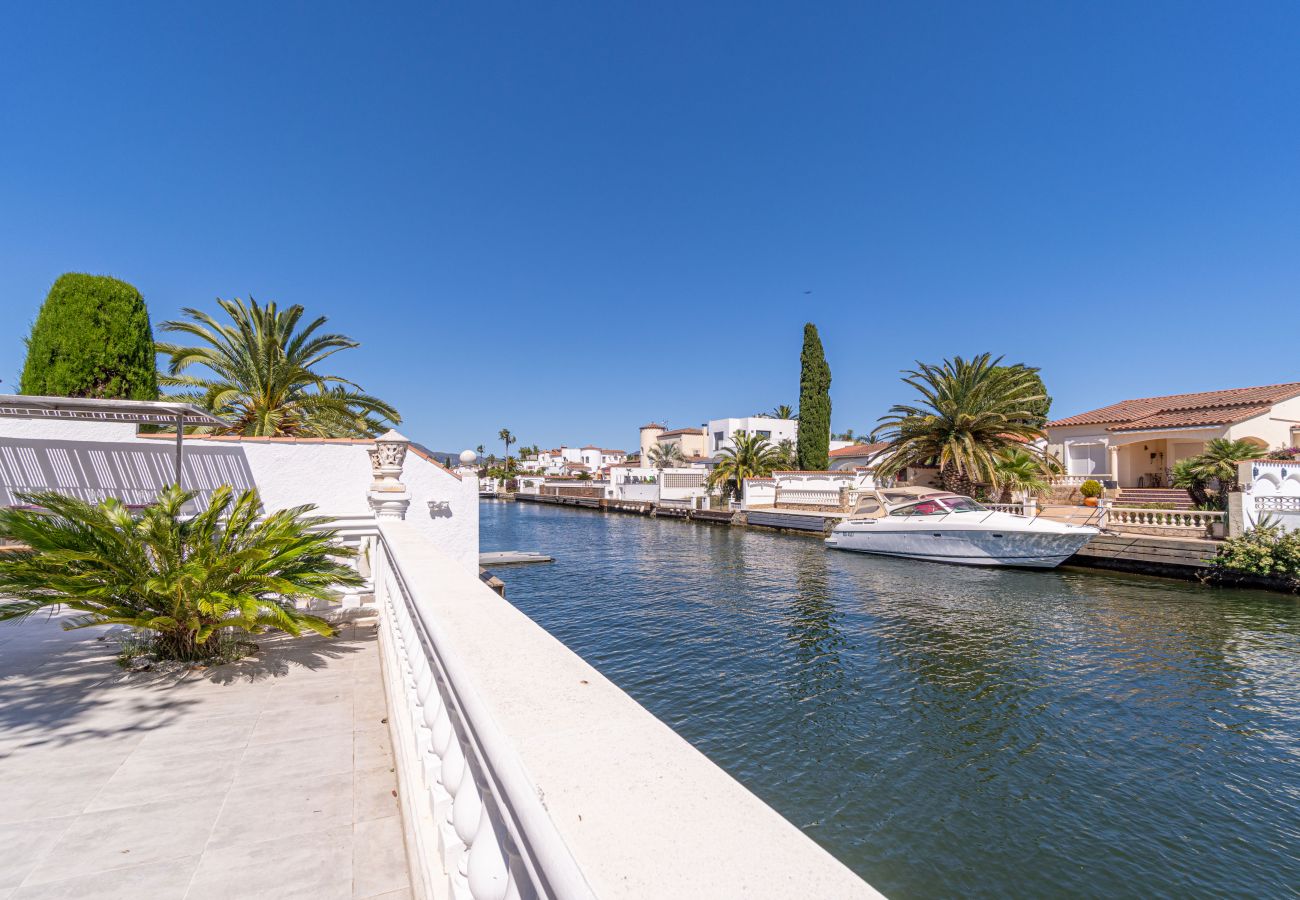 Villa en Empuriabrava - 0100-LLOBREGAT Casa al canal con piscina, amarre y estudio