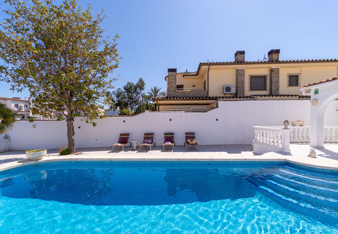 Villa en Empuriabrava - 0100-LLOBREGAT Casa al canal con piscina, amarre y estudio