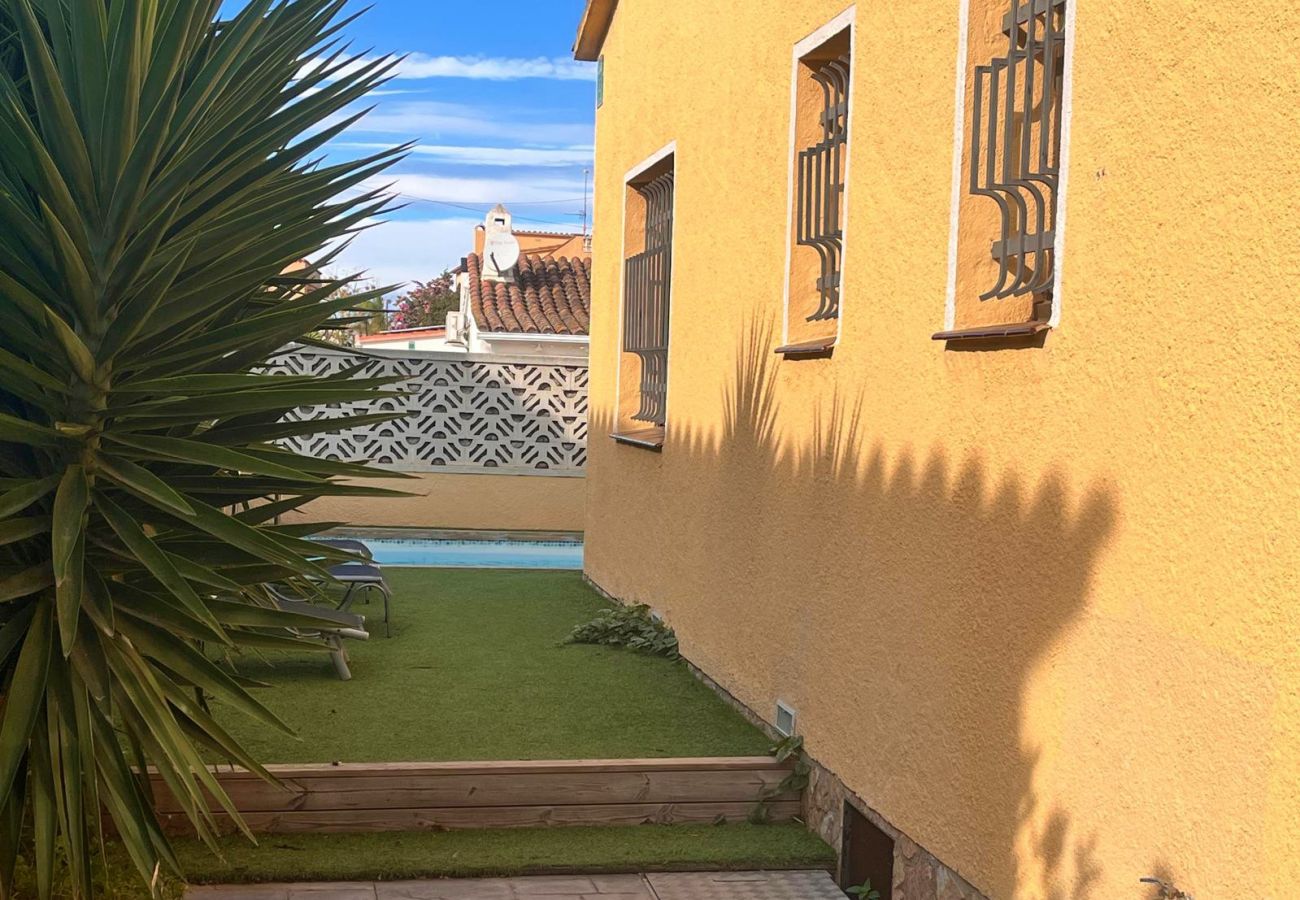 Villa en Empuriabrava - 0130-MONTGRI Casa con piscina privada 