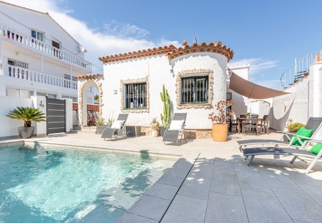Villa en Empuriabrava - 0190-SANT MAURICI Casa con piscina privada