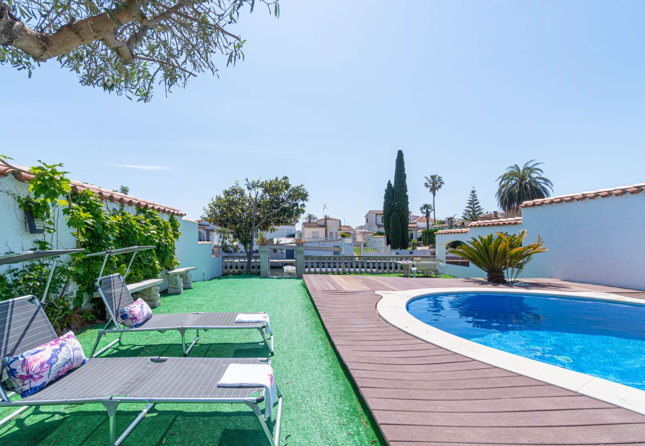 Villa en Empuriabrava - 0149-VALIRA  Casa al canal con piscina y amarre