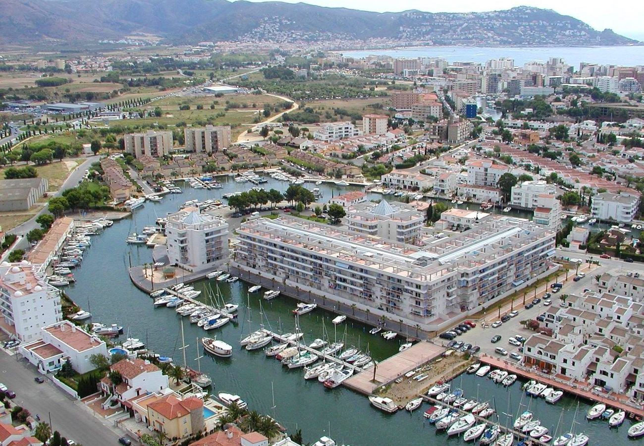 Apartamento en Rosas / Roses - 2005-PORT CANIGO Apartamento con piscina comunitaria y vista al canal 