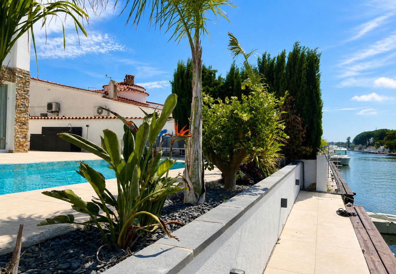 Villa en Empuriabrava - 0040-CAP RAS Casa al canal con piscina y amarre