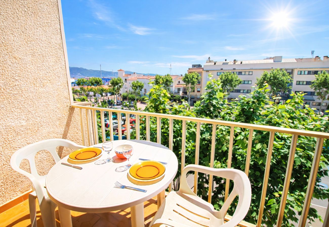 Estudi en Empuriabrava - 0168-POBLAT TIPIC Estudi a prop de la platja