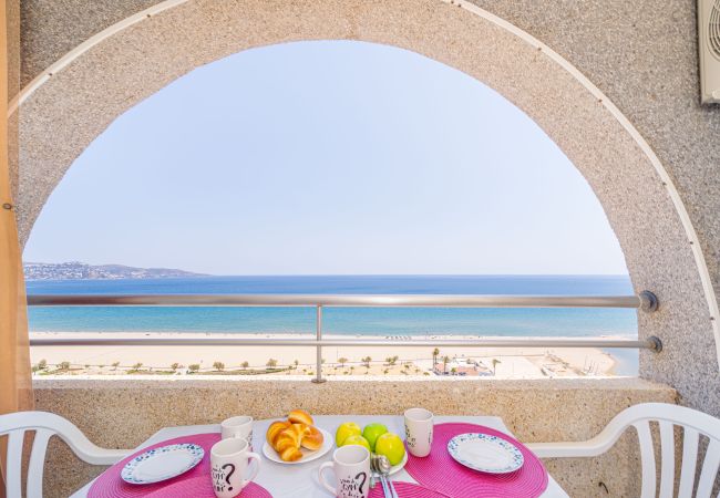 Estudi en Empuriabrava - 0110-MIAMI Estudi amb vistes al mar Estudi en Empuriabrava - 0110-MIAMI Estudi amb vistes al mar