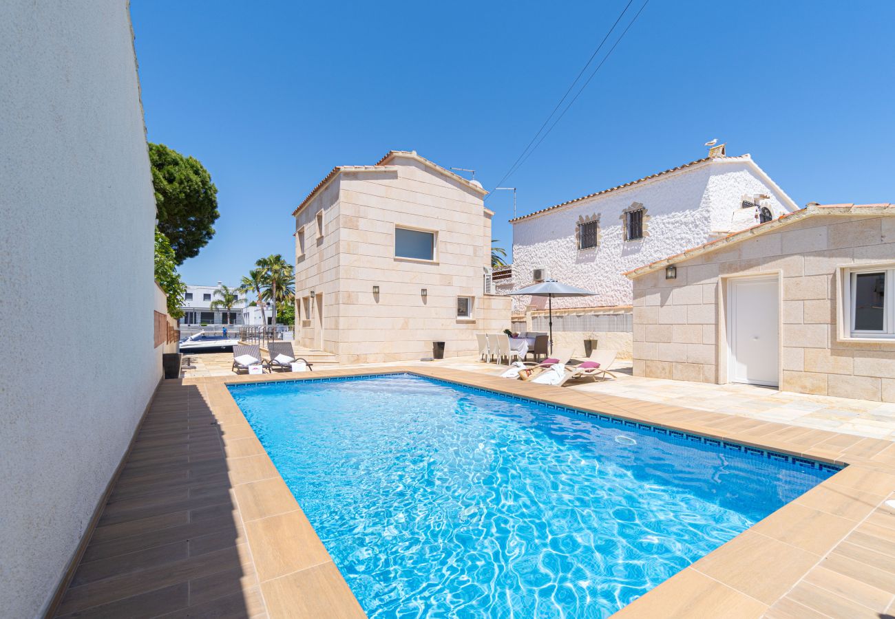 Vil.la en Empuriabrava - 0031-TER Casa al canal amb piscina, amarratge i estudi