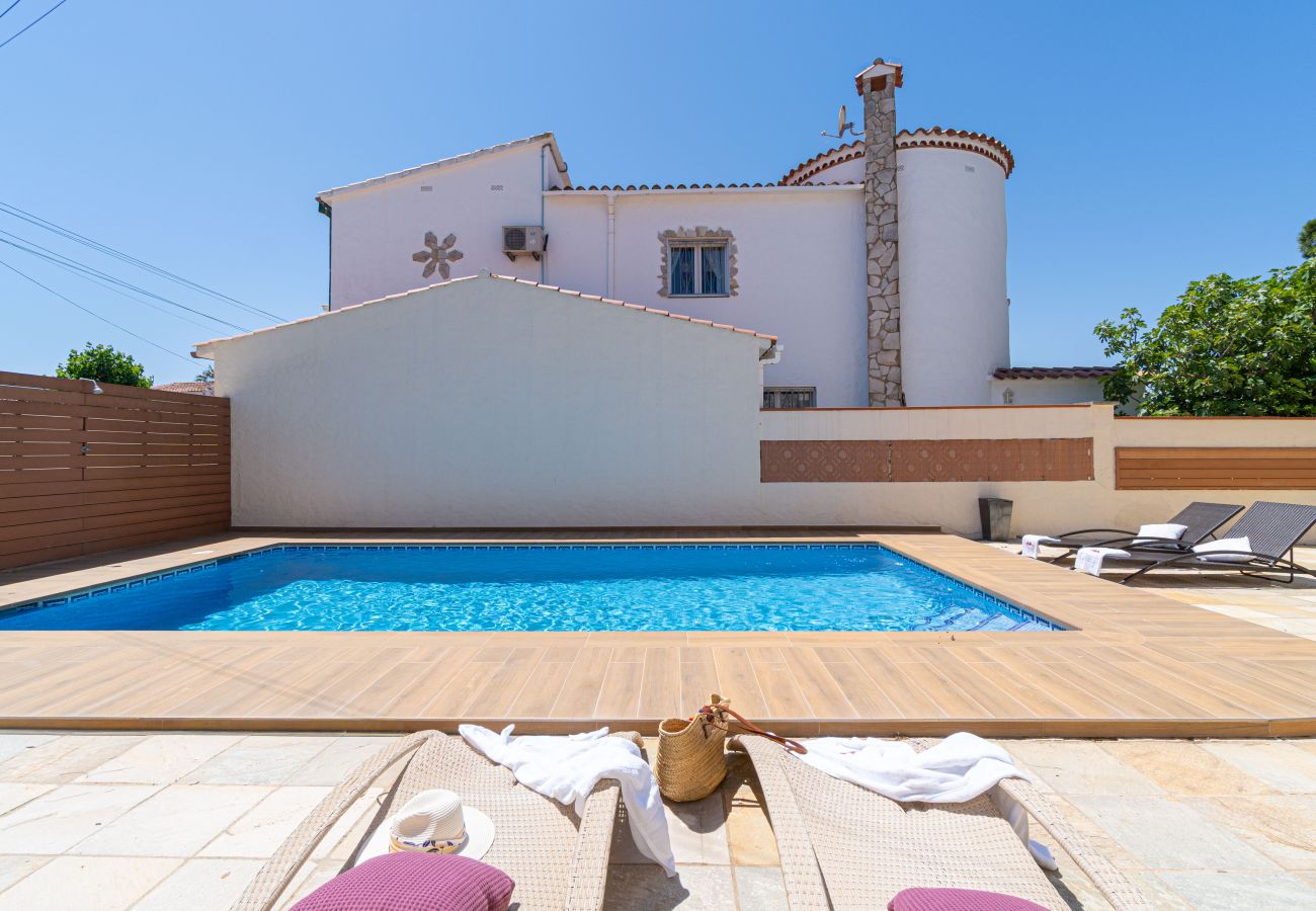 Vil.la en Empuriabrava - 0031-TER Casa al canal amb piscina, amarratge i estudi