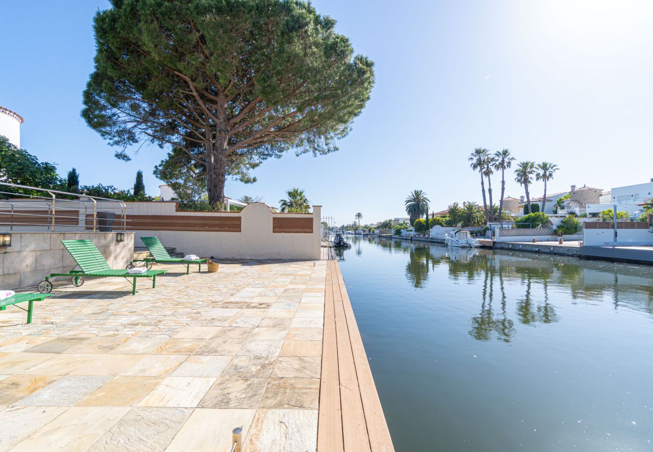 Vil.la en Empuriabrava - 0031-TER Casa al canal amb piscina, amarratge i estudi