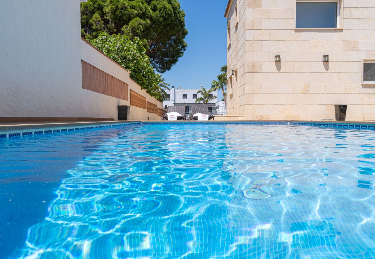 Vil.la en Empuriabrava - 0031-TER Casa al canal amb piscina, amarratge i estudi