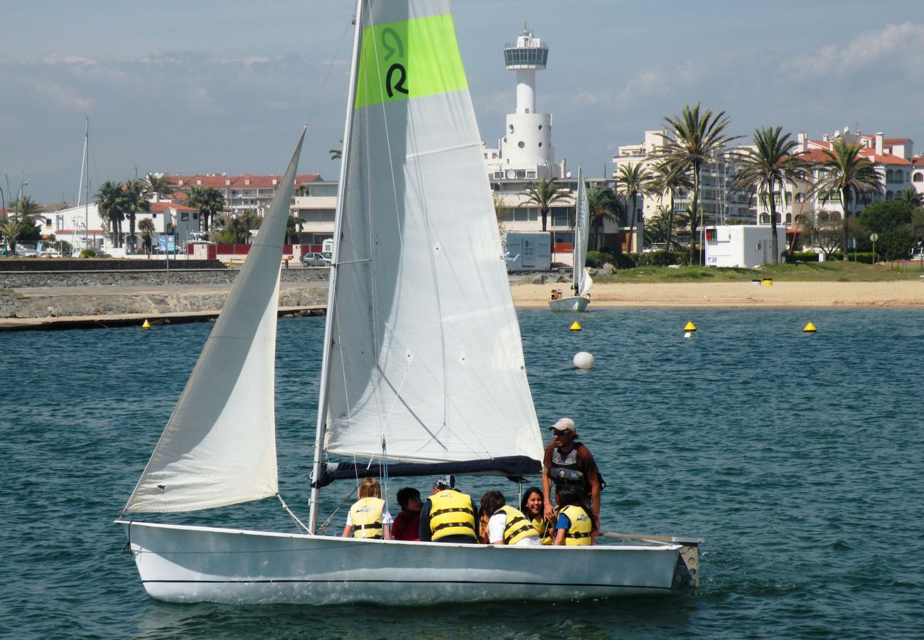 Estudi en Empuriabrava - 0167-POBLAT TIPIC Estudi a prop de la platja