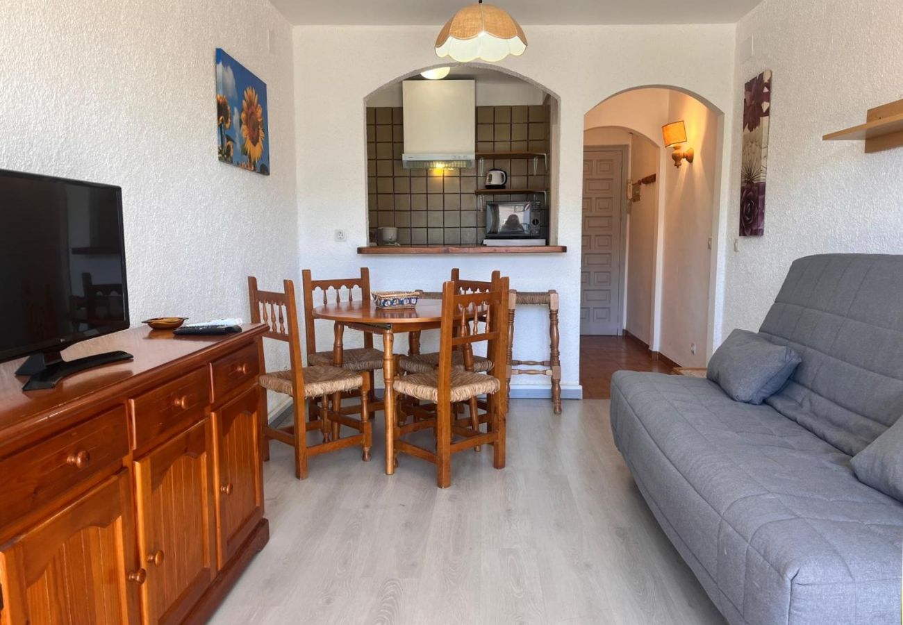 Estudi en Empuriabrava - 0167-POBLAT TIPIC Estudi a prop de la platja