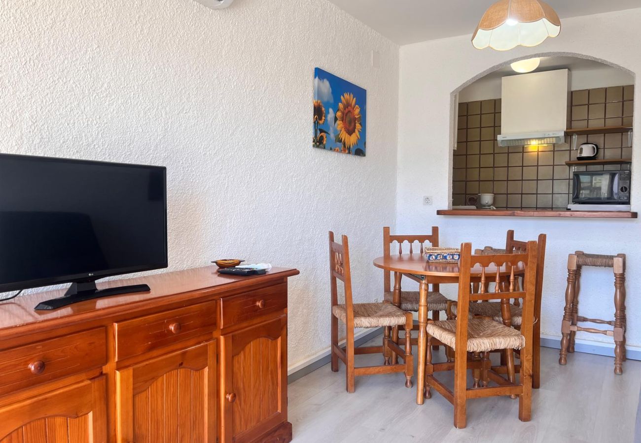 Estudi en Empuriabrava - 0167-POBLAT TIPIC Estudi a prop de la platja