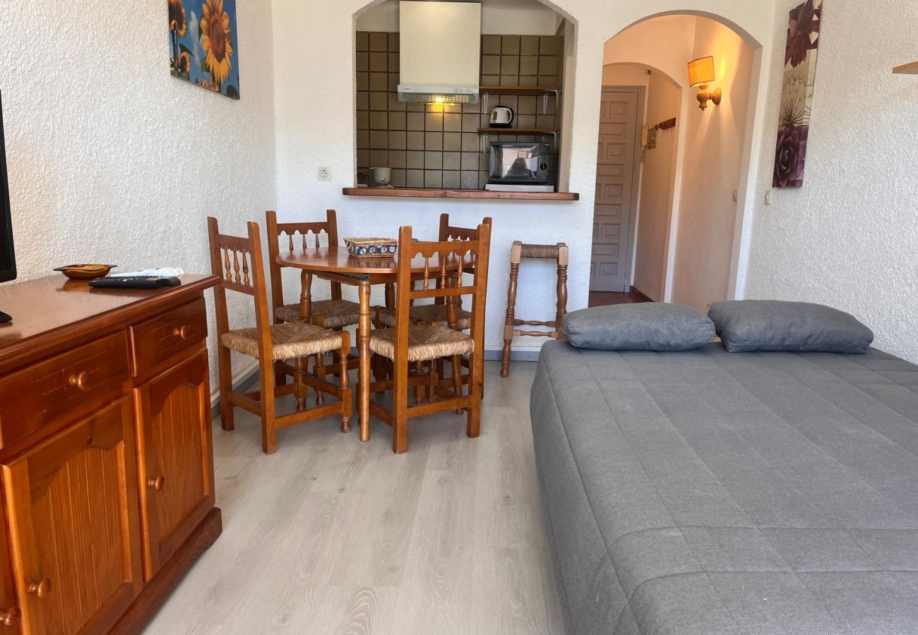 Estudi en Empuriabrava - 0167-POBLAT TIPIC Estudi a prop de la platja