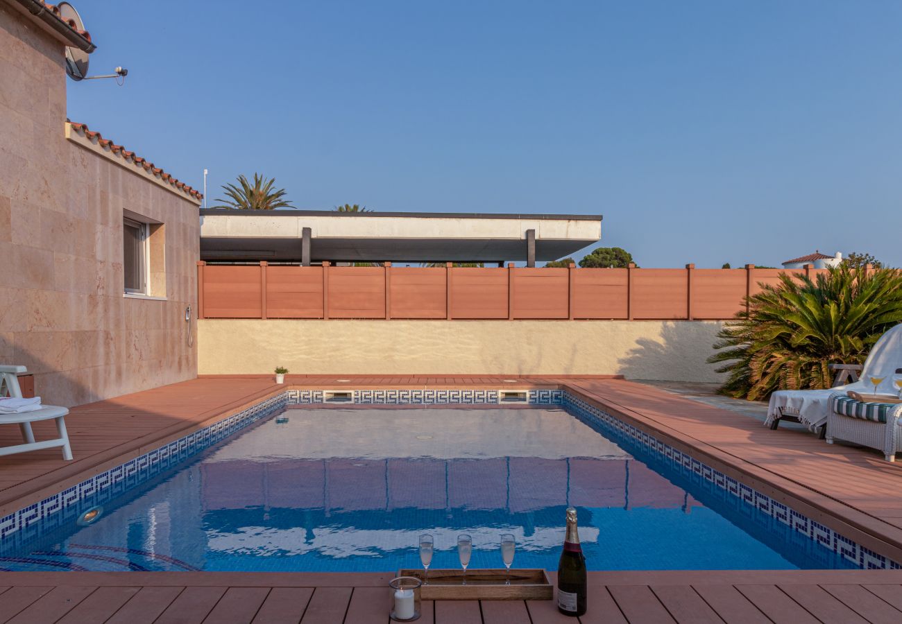 Vil.la en Empuriabrava - 0141-PANI Casa al canal amb piscina i amarratge