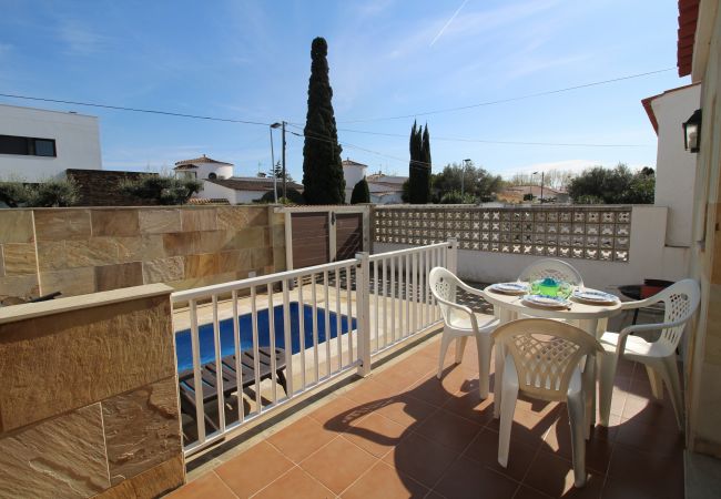 Vil.la en Empuriabrava - 0034-NOGUERA Casa amb piscina petita Vil.la en Empuriabrava - 0034-NOGUERA Casa amb piscina petita