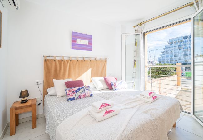 Apartament en Empuriabrava - 0155-PORT SALINS Apartament amb vistes al canal Apartament en Empuriabrava - 0155-PORT SALINS Apartament amb vistes al canal