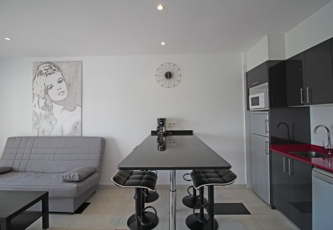 Apartament en Empuriabrava - 0185-SANT MAURICI Apartament amb piscina comunitaria i vistes al canal  Apartament en Empuriabrava - 0185-SANT MAURICI Apartament amb piscina comunitaria i vistes al canal