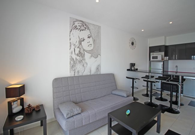 Apartament en Empuriabrava - 0185-SANT MAURICI Apartament amb piscina comunitaria i vistes al canal  Apartament en Empuriabrava - 0185-SANT MAURICI Apartament amb piscina comunitaria i vistes al canal