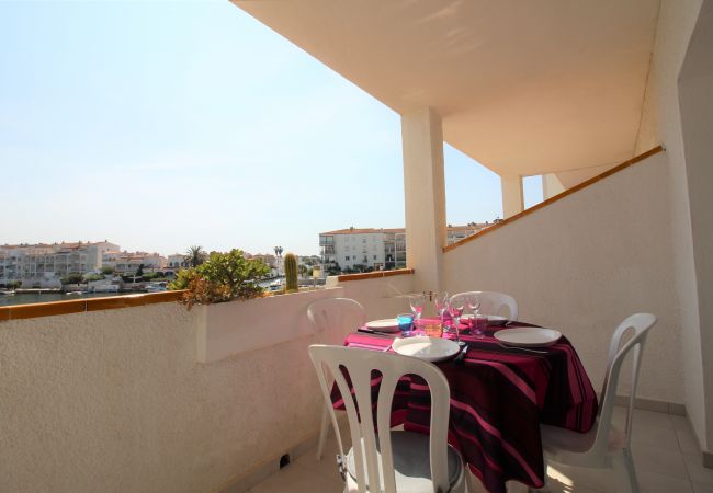 Apartament en Empuriabrava - 0185-SANT MAURICI Apartament amb piscina comunitaria i vistes al canal  Apartament en Empuriabrava - 0185-SANT MAURICI Apartament amb piscina comunitaria i vistes al canal