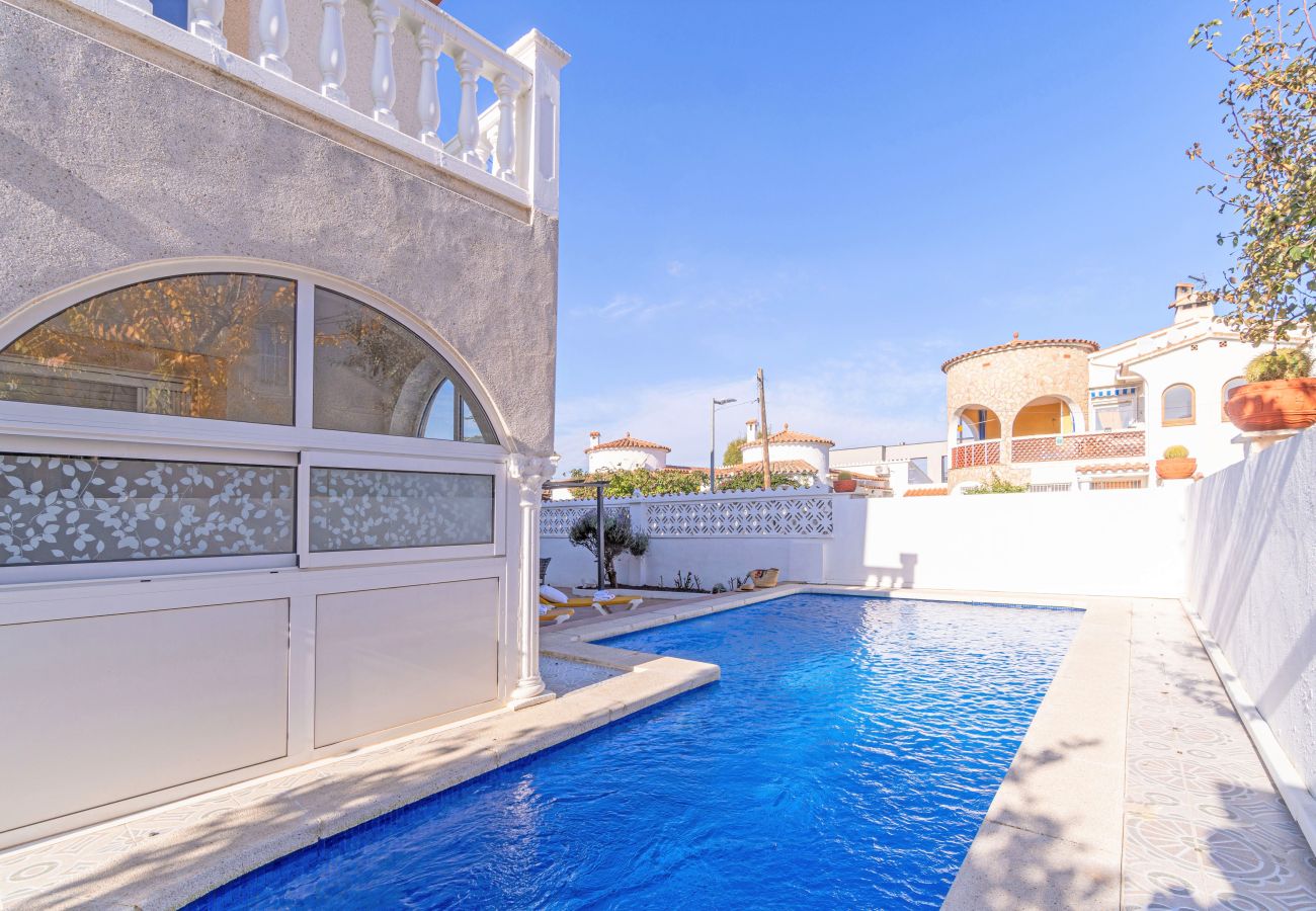 Vil.la en Empuriabrava - 0007-REQUESENS Casa amb piscina privada  i wifi