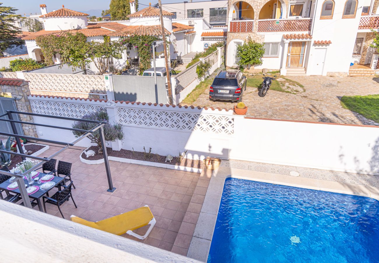 Vil.la en Empuriabrava - 0007-REQUESENS Casa amb piscina privada  i wifi