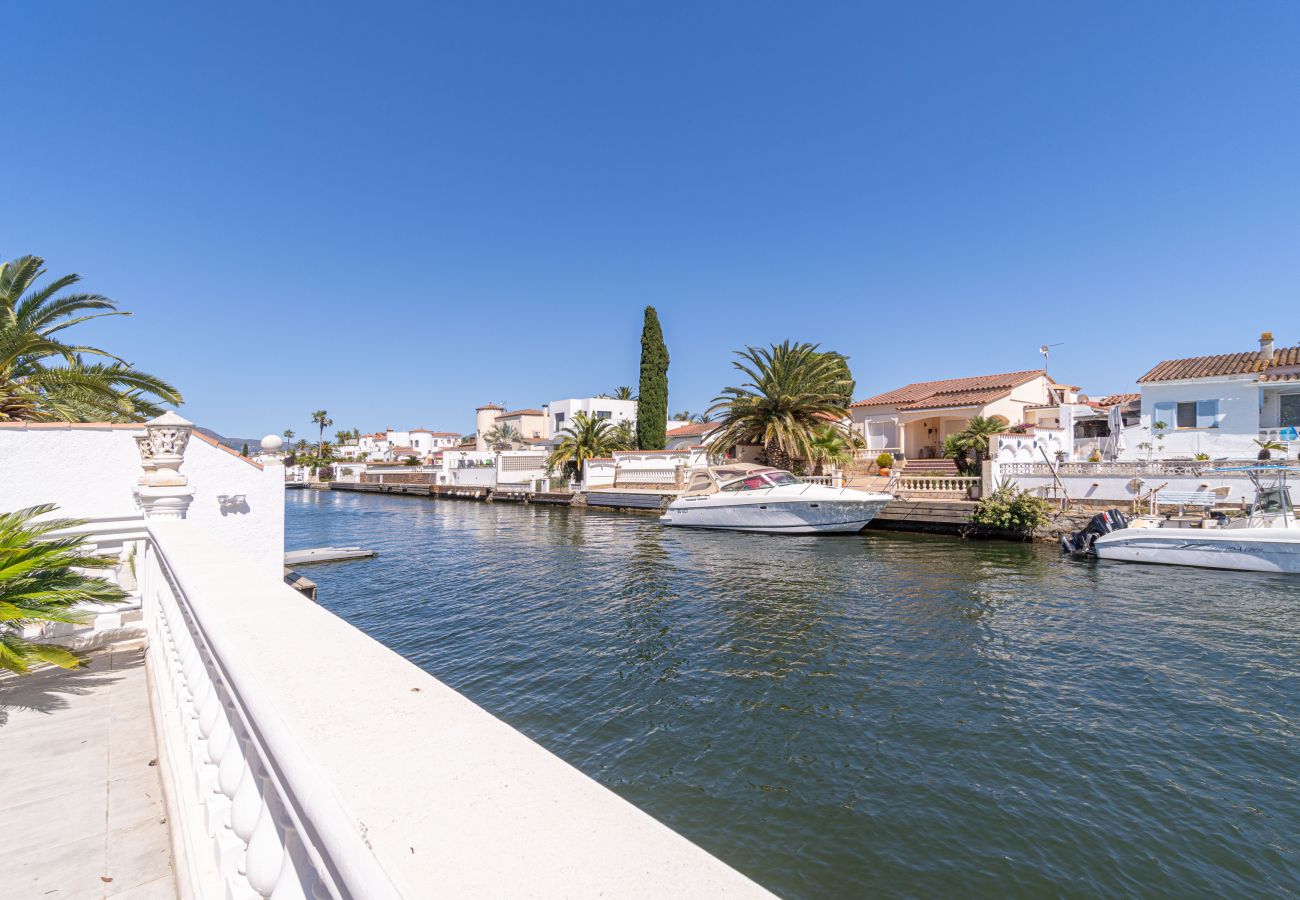 Vil.la en Empuriabrava - 0100-LLOBREGAT Casa al canal amb piscina, amarratge i estudi