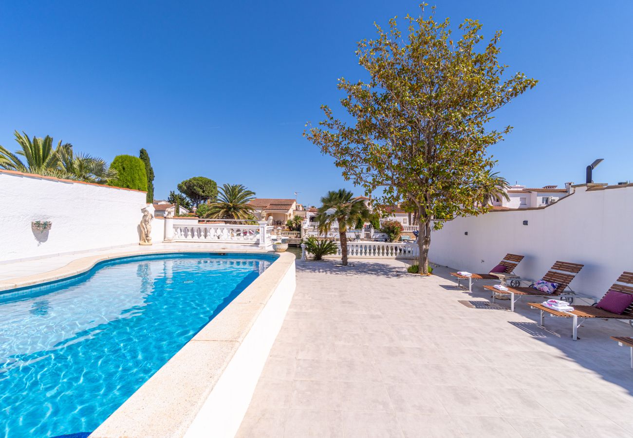 Vil.la en Empuriabrava - 0100-LLOBREGAT Casa al canal amb piscina, amarratge i estudi