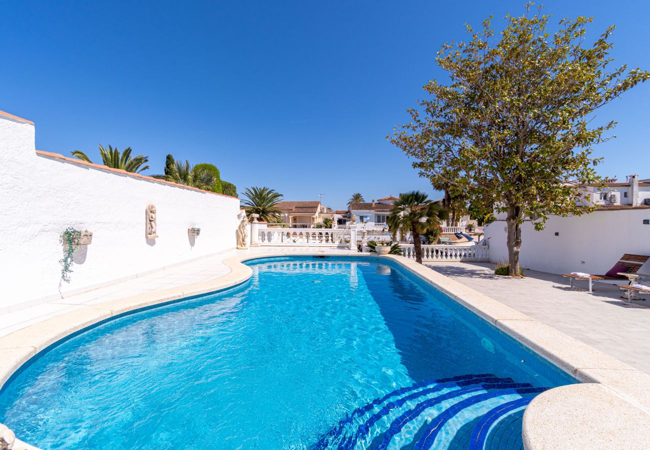 Vil.la en Empuriabrava - 0100-LLOBREGAT Casa al canal amb piscina, amarratge i estudi