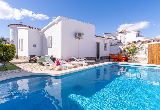 Vil.la en Empuriabrava - 0009-ALBERES Casa amb piscina