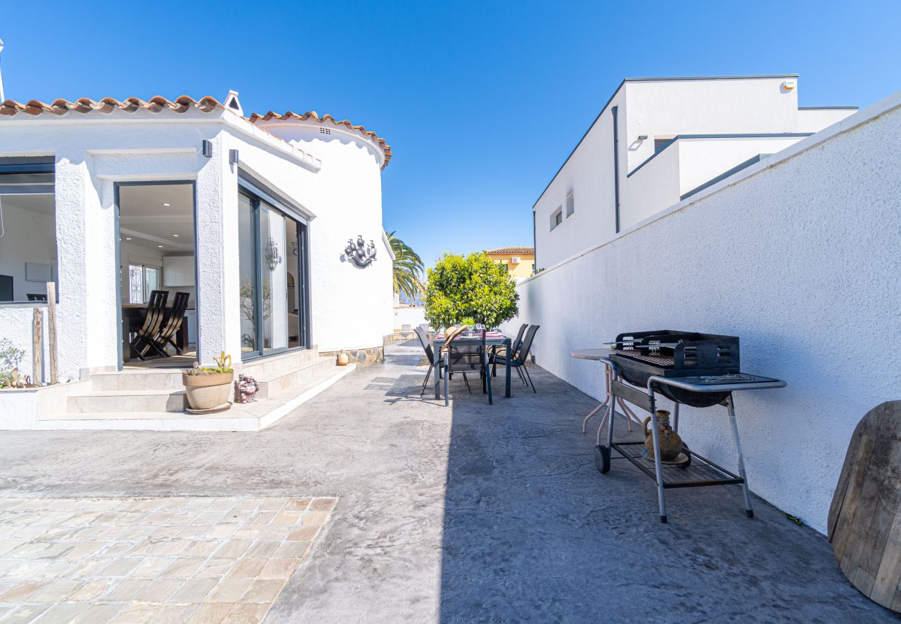 Vil.la en Empuriabrava - 0009-ALBERES Casa amb piscina