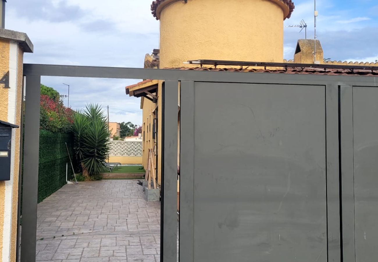 Vil.la en Empuriabrava - 0130-MONTGRI Casa amb piscina privada