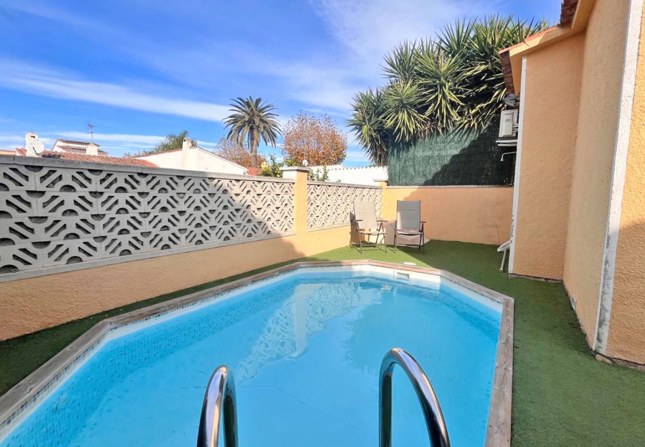 Vil.la en Empuriabrava - 0130-MONTGRI Casa amb piscina privada