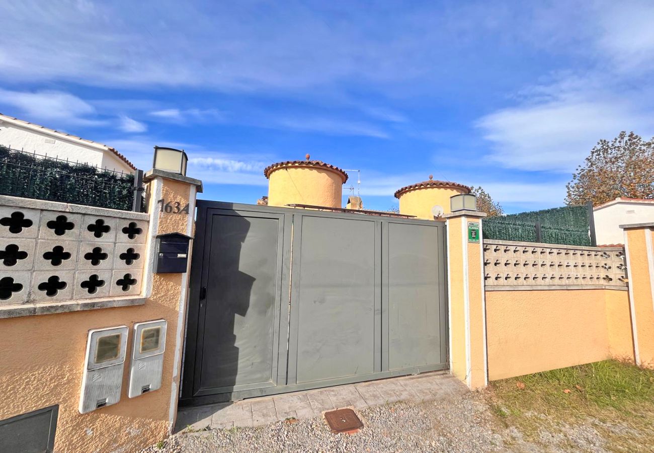 Vil.la en Empuriabrava - 0130-MONTGRI Casa amb piscina privada