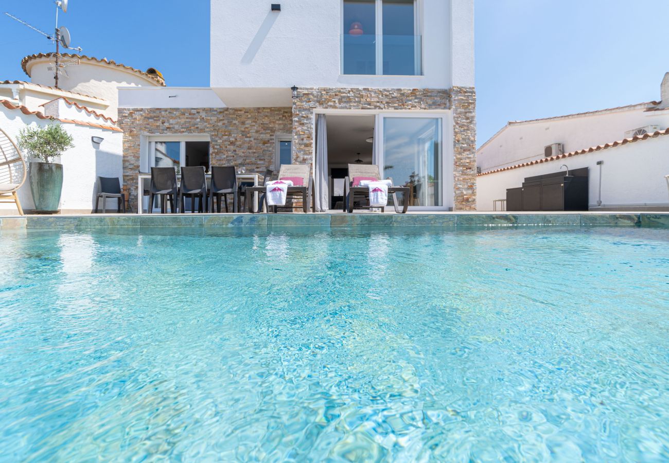 Vil.la en Empuriabrava - 0040-CAP RAS Casa al canal amb piscina i amarratge
