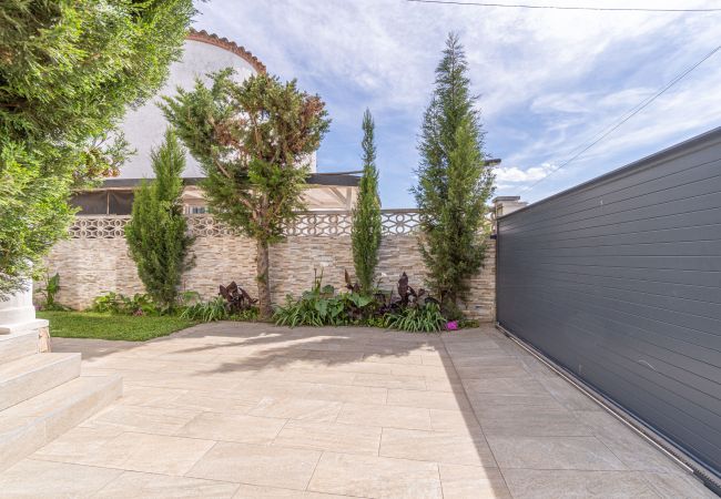 Villa in Empuriabrava - 0125-MONTGRI Haus mit Privatpool und WLAN Villa in Empuriabrava - 0125-MONTGRI Haus mit Privatpool und WLAN