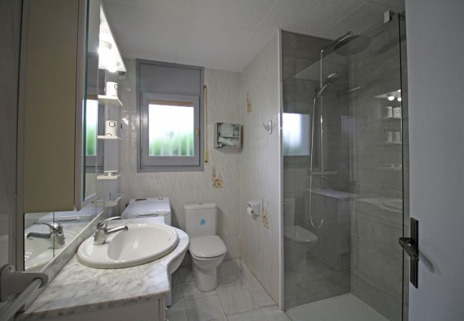 Villa in Empuriabrava - 0108-LLOBREGAT Haus am Kanal mit Pool und Liegeplatz Villa in Empuriabrava - 0108-LLOBREGAT Haus am Kanal mit Pool und Liegeplatz