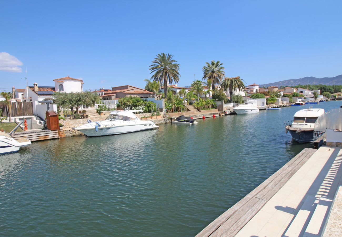 Villa in Empuriabrava - 0108-LLOBREGAT Haus am Kanal mit Pool und Liegeplatz