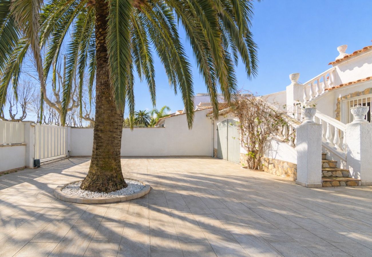 Villa in Empuriabrava - 0108-LLOBREGAT Haus am Kanal mit Pool und Liegeplatz