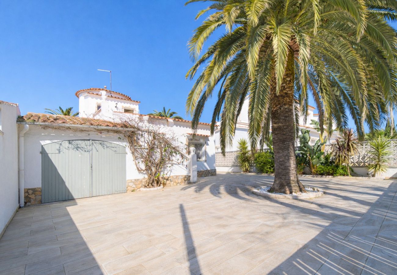 Villa in Empuriabrava - 0108-LLOBREGAT Haus am Kanal mit Pool und Liegeplatz