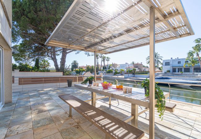 Villa in Empuriabrava - 0031-TER Haus am Kanal mit Pool, Liegeplatz und Studio