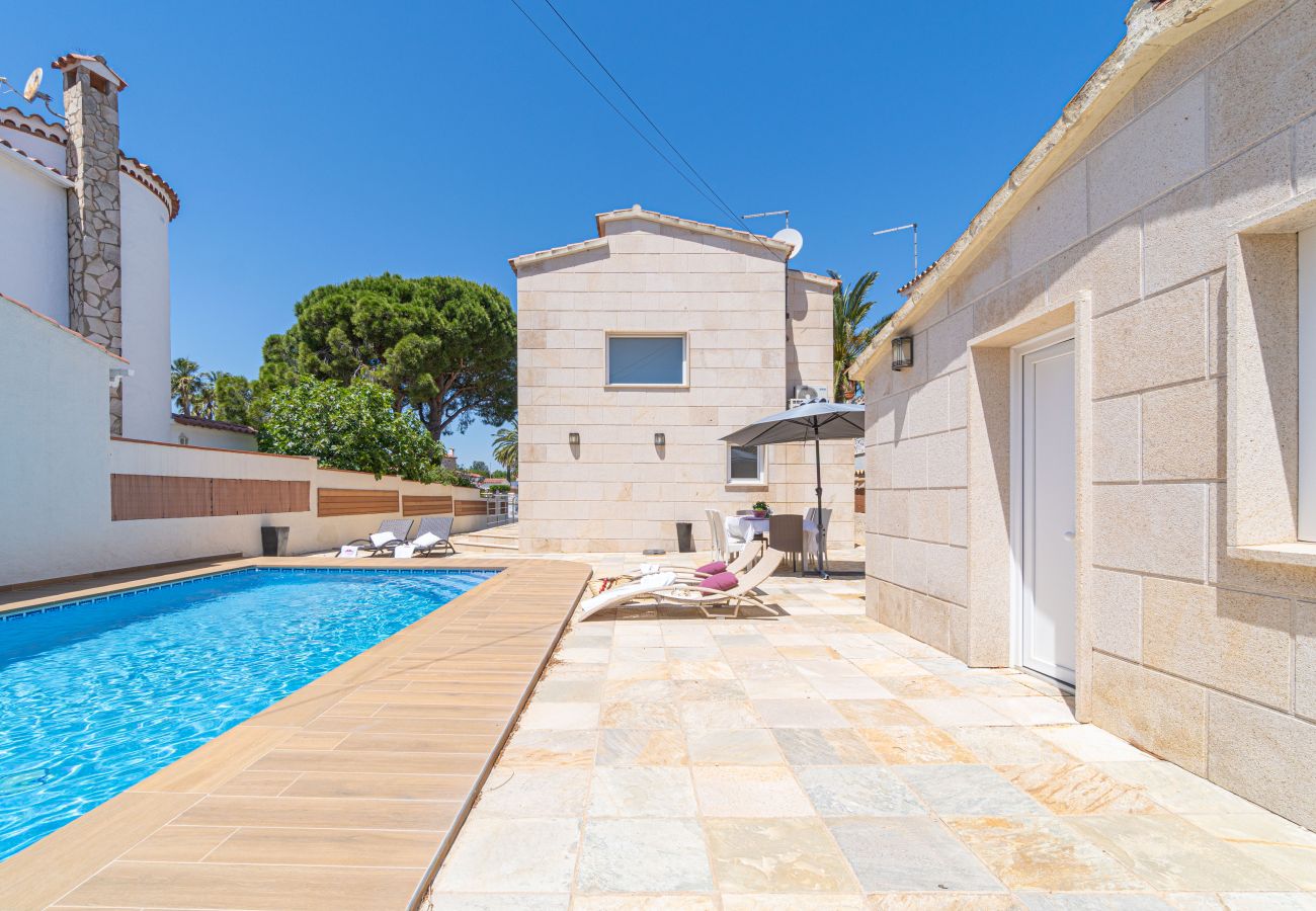 Villa in Empuriabrava - 0031-TER Haus am Kanal mit Pool, Liegeplatz und Studio