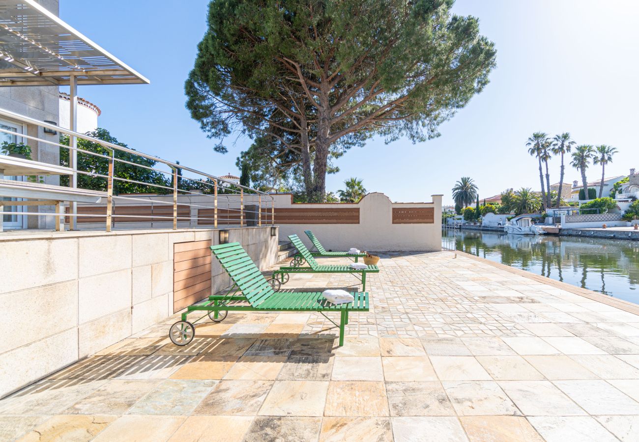 Villa in Empuriabrava - 0031-TER Haus am Kanal mit Pool, Liegeplatz und Studio