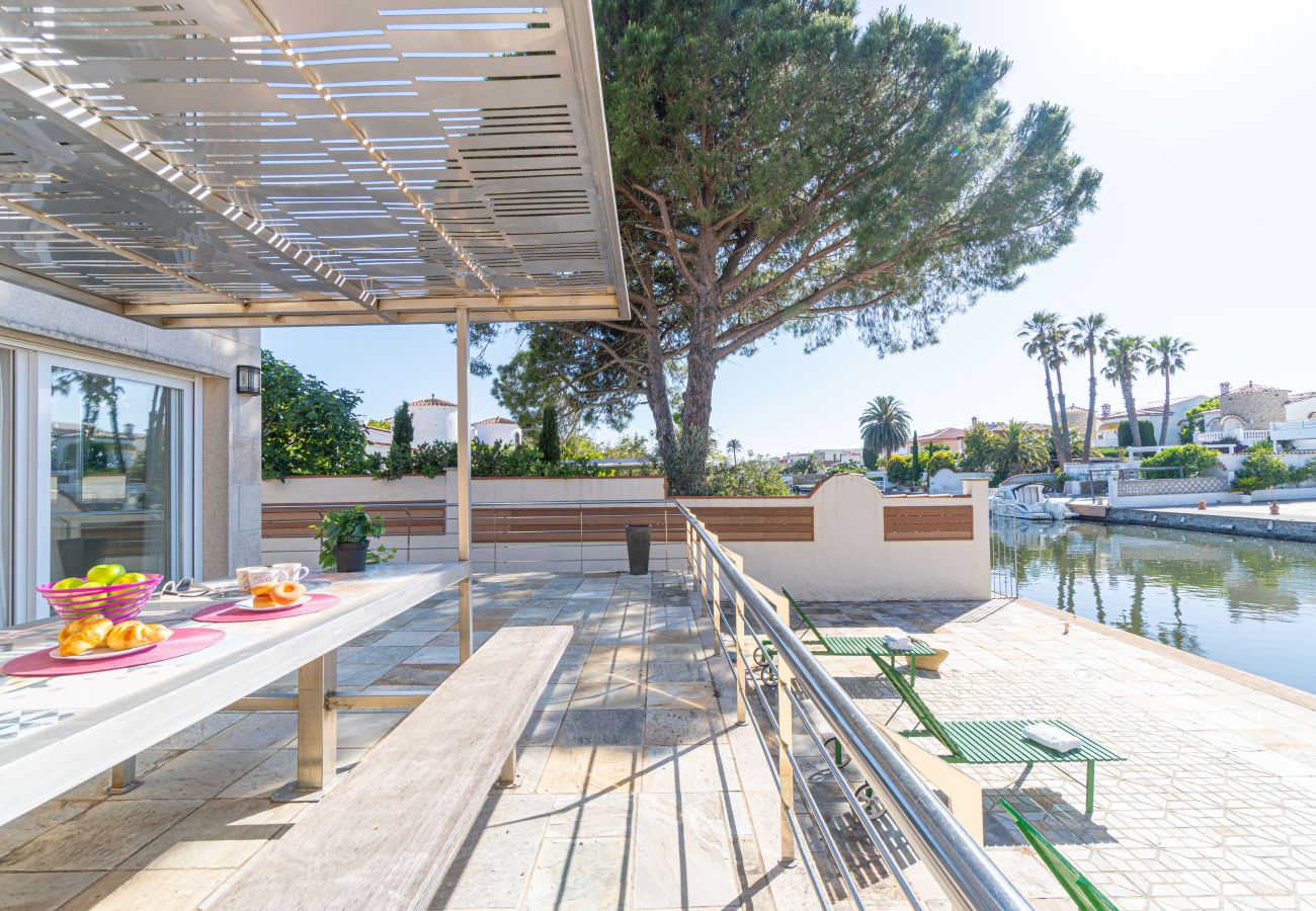 Villa in Empuriabrava - 0031-TER Haus am Kanal mit Pool, Liegeplatz und Studio