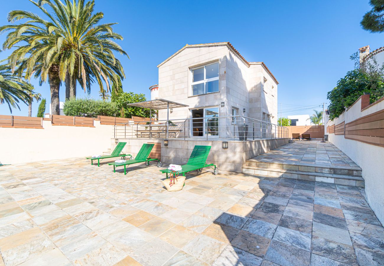 Villa in Empuriabrava - 0031-TER Haus am Kanal mit Pool, Liegeplatz und Studio