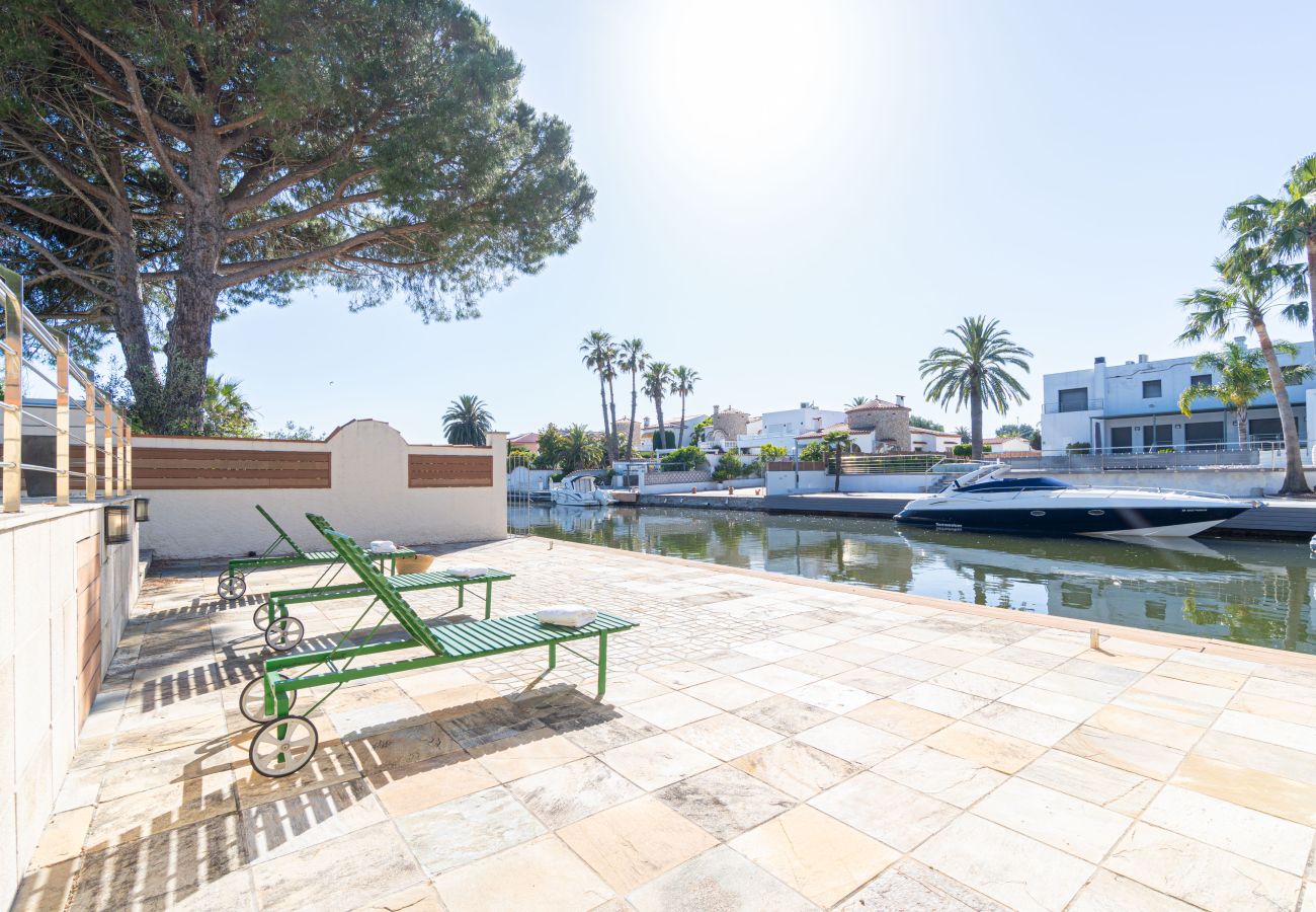 Villa in Empuriabrava - 0031-TER Haus am Kanal mit Pool, Liegeplatz und Studio