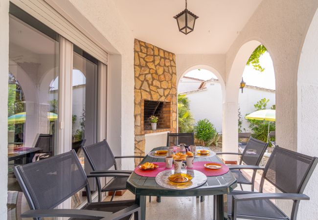 Villa in Empuriabrava - 0119-MONTSENY Haus mit Studio Villa in Empuriabrava - 0119-MONTSENY Haus mit Studio